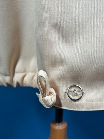 COURRÈGES 
Coupe-vent en sergé de laine couleur...