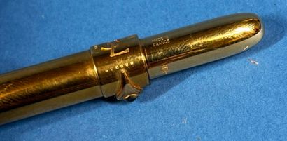 YVES SAINT LAURENT 
Petit stylo de forme...