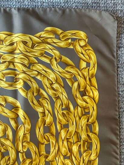 CHANEL 
Carrée en twill de soie à décor de...
