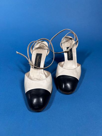 CHANEL 
Réunion de deux paires d'escarpins,...