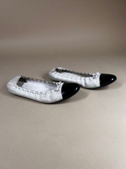 CHANEL 
Paire de ballerines en reptile blanc,...