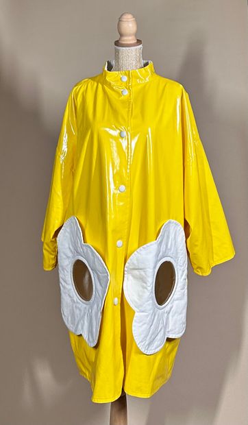 COURRÈGES Paris 
Imperméable en vinyle jaune...