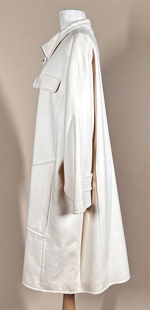 COURRÈGES Paris 
Ample manteau en lainage...