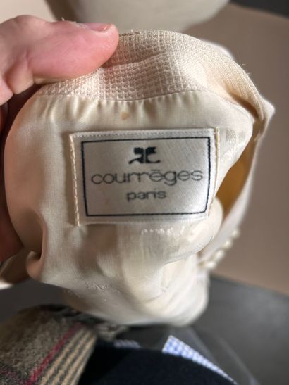 COURRÈGES Paris 
Veste en lainage ivoire...
