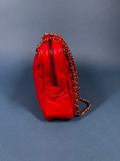 CHANEL 
Red chevron quilted leather bag,...