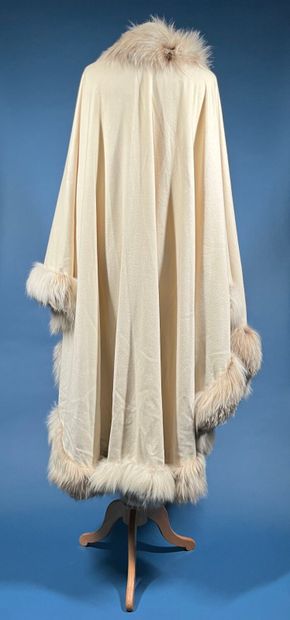 ERIK SCHAIX
Ample ivory cashmere cape with...