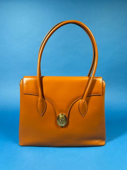 NINA RICCI 
Sac porté épaule en cuir beige,...