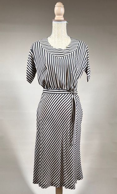 RENATA, Diffusion Michel Comte 
Robe mi-longue...