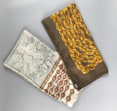 CHANEL 
Carrée en twill de soie à décor de...