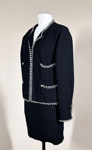 CHANEL Boutique
Highlighted black tweed suit...