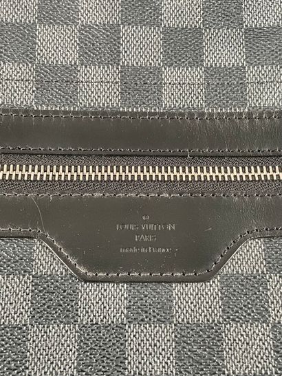 LOUIS VUITTON
Sac besace en toile damier...