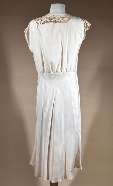RENATA, Diffusion Michel Comte 
Robe mi-longue...
