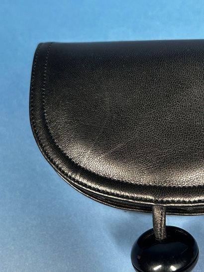 LANVIN 
Petite pochette demi-lune en cuir...