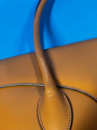 NINA RICCI 
Sac porté épaule en cuir beige,...