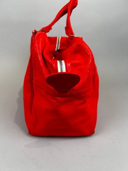 COURRÈGES 
Sac caméra 24h en vinyle rouge...