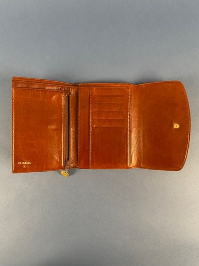CHANEL 
Portefeuille en cuir caviar marron,...