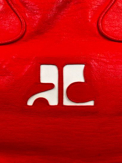 COURRÈGES 
Sac caméra 24h en vinyle rouge...