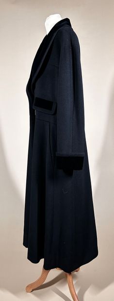 CHANEL Boutique
Long black cashmere frock...