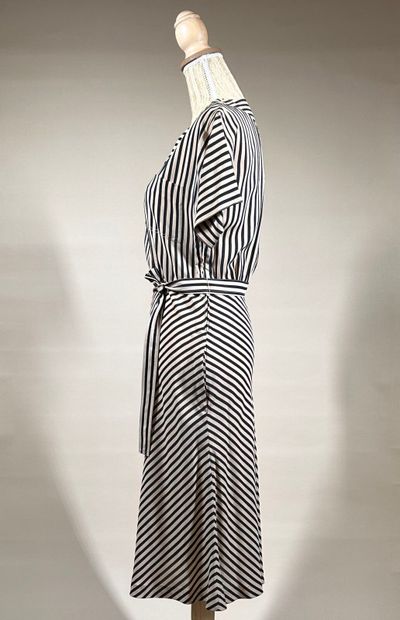 RENATA, Diffusion Michel Comte 
Robe mi-longue...