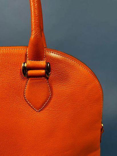 NINA RICCI 
Sac demi-lune en cuir beige orangé,...