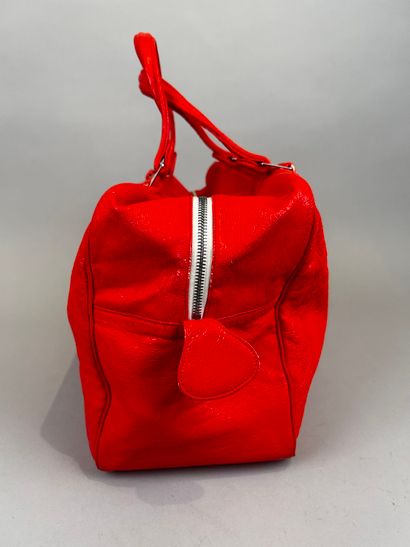 COURRÈGES 
Sac caméra 24h en vinyle rouge...