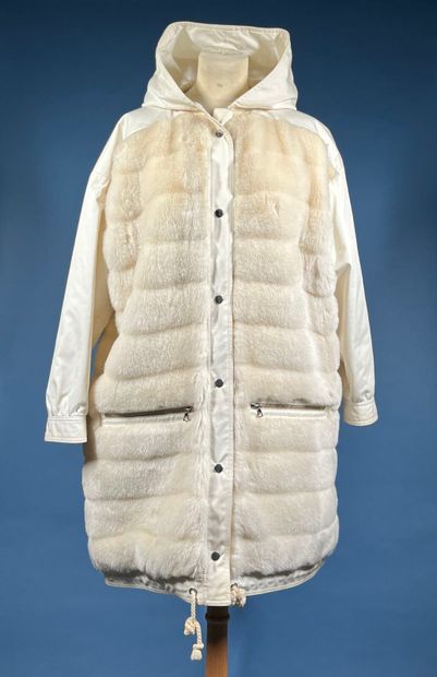 COURRÈGES Paris
Manteau en gabardine de coton...