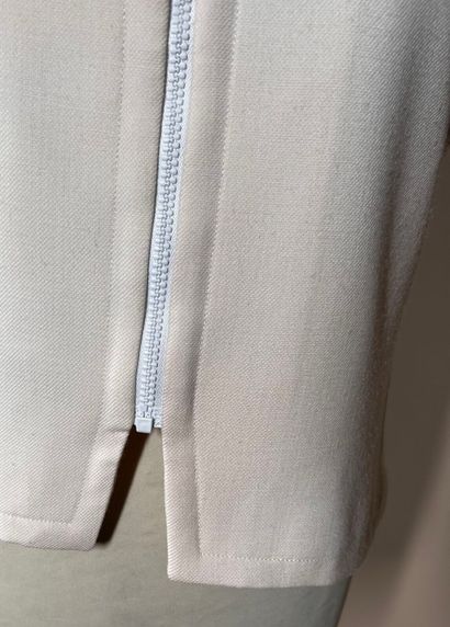 COURRÈGES Paris 
Réunion de deux gilets sans...