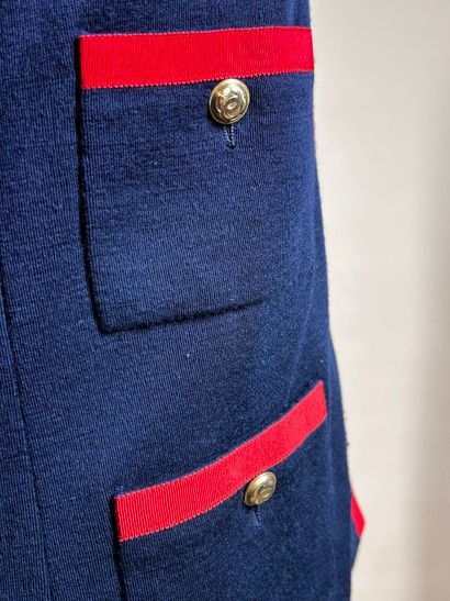 CHANEL Boutique 
Veste en jersey marine gansé...