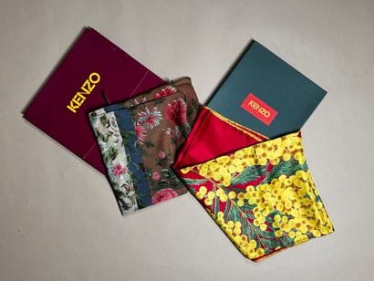KENZO 
Lot comprenant :
- Un grand carré...