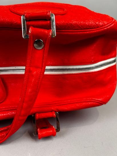 COURRÈGES 
Sac caméra 24h en vinyle rouge...