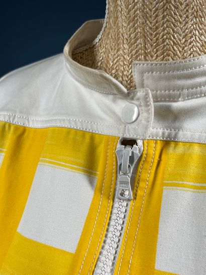 COURRÈGES Paris 
Blouson court en coton blanc...