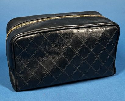 CHANEL 
Trousse de toilette en cuir matelassé...