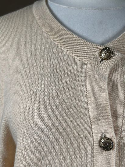 CHANEL 
Cardigan en cachemire beige saumoné...