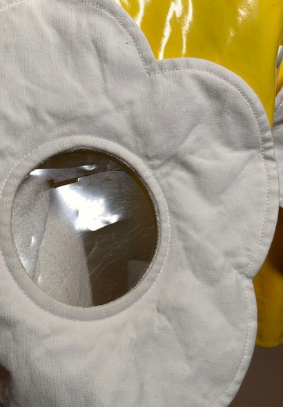 COURRÈGES Paris 
Imperméable en vinyle jaune...