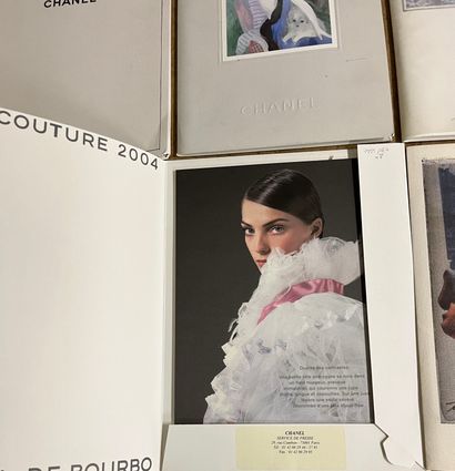 [CHANEL]
Lot de 7 dossiers de presses et...