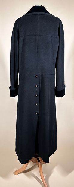 CHANEL Boutique
Long black cashmere frock...