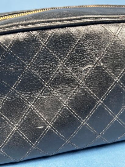 CHANEL 
Trousse de toilette en cuir matelassé...