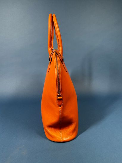 NINA RICCI 
Sac demi-lune en cuir beige orangé,...