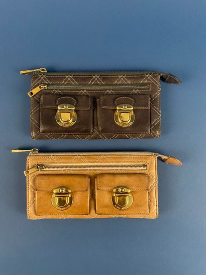 MARC JACOBS 
Lot de deux compagnons en cuir...