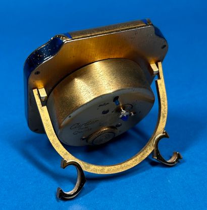 CARTIER 
Réveil à poser en métal doré et...