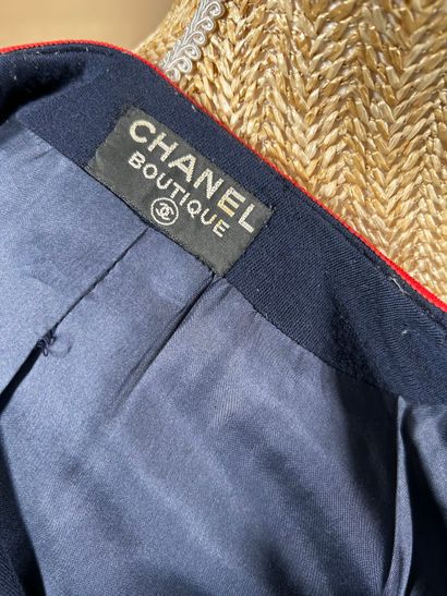 CHANEL Boutique 
Veste en jersey marine gansé...