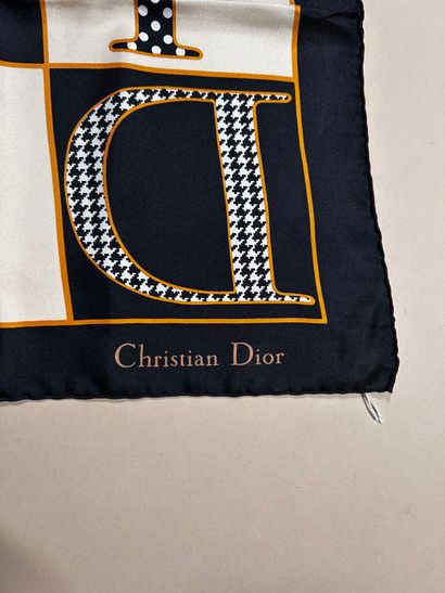 CHRISTIAN DIOR 
Petit carré en soie imprimé...