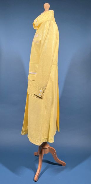 COURRÈGES Paris 
Manteau en vinyle jaune...