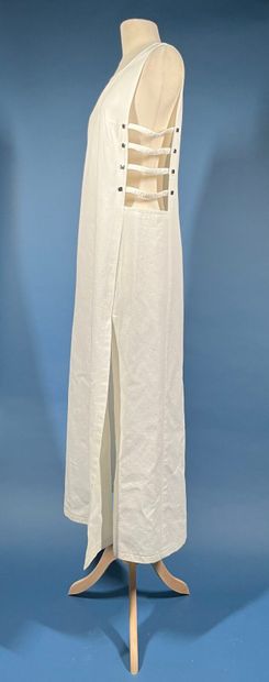 COURRÈGES 
Robe longue en piqué de coton...