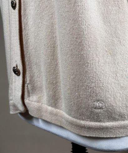 CHANEL 
Cardigan en cachemire beige saumoné...