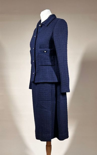 CHANEL Création 
Tailleur en tweed marine...