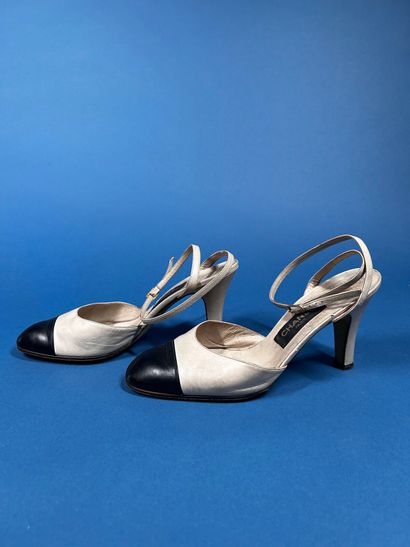 CHANEL 
Réunion de deux paires d'escarpins,...
