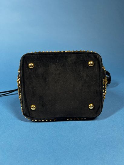 YVES SAINT LAURENT 
Petit sac sceau en daim...