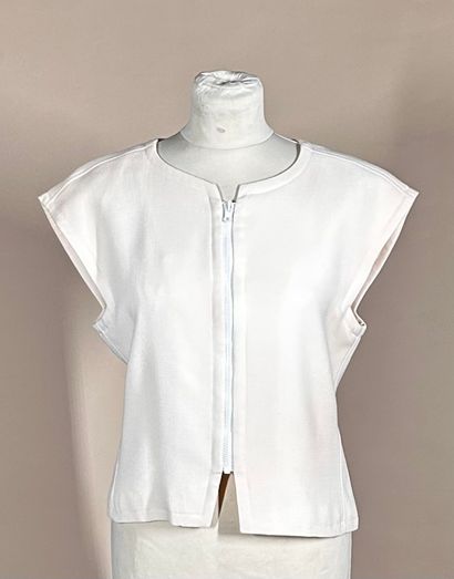 COURRÈGES Paris 
Réunion de deux gilets sans...