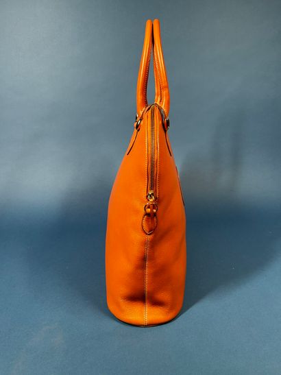 NINA RICCI 
Sac demi-lune en cuir beige orangé,...